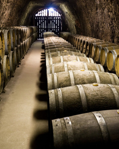 Tapet cu imaginea unui depozit de butoaie de vin
