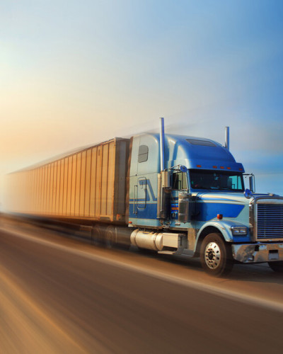 Tapet foto Speeding Truck - Un camion pe un drum cu o viteză blurată
