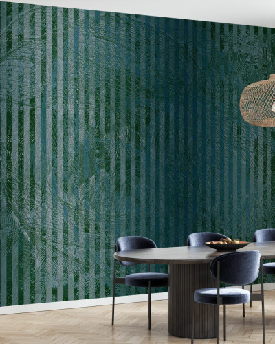 Tapet Specular Reflection, Green Grey, cu dungi verticale fine, in nuante de verde si gri, aplicat intr-o sufragerie moderna