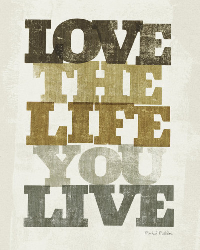 Fototapet Live and Love II cu mesaj inspirational in culori calde, aplicat intr-un dormitor modern