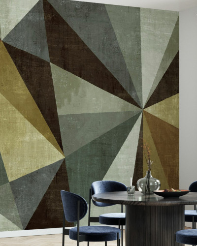 Tapet geometric modern cu triunghiuri în nuanțe de gri, verde și auriu, aplicat pe un perete într-o cameră de luat masa.