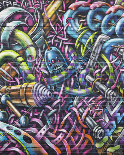 Tapet cu design urban, cu motive grafice colorate, inspirat de arta stradală.