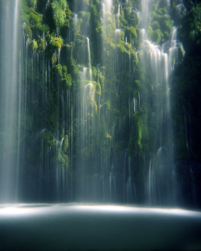 Tapet cu cascadă Mossbrae Falls în lumina soarelui