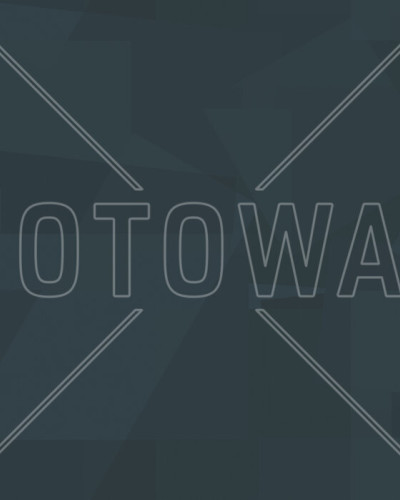 Un tapet cu un design geometric modern in nuanțe de acvamarin închis, perfect pentru un living, un dormitor sau o zonă de lucru.
