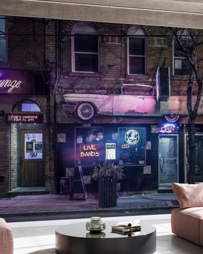 Tapet Urban Lounge cu imagine a unei străzi din New York, cu un bar cu neonuri și o mașină retro elegantă.
