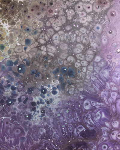 Tapet abstract Aura Cosmogony cu nuanțe de liliac și violet, perfect pentru a adăuga un strop de mister și farmec în orice cameră.