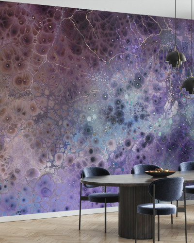 Imagine cu un  Aura Hyaline  aplicat într-o cameră de luat masa.  Aura Hyaline  are un design organic, cu nuanțe de violet, roz și auriu.
