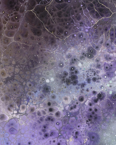 Imagine cu un  Aura Hyaline  aplicat într-o cameră de luat masa.  Aura Hyaline  are un design organic, cu nuanțe de violet, roz și auriu.