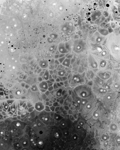 Tapet modern abstract cu model sferic în tonuri de gri și alb, aplicat pe un perete în dormitor.