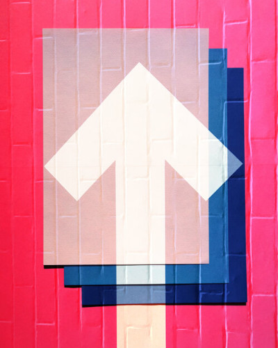 Wallpaper cu design geometric și vibrant, in nuanțe de roz, albastru și alb