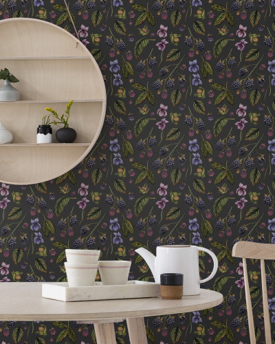 Tapet Bramble Hill, Granit, cu un design modern cu fructe de padure, ideale pentru a decora livingul, dormitorul sau bucătăria.
