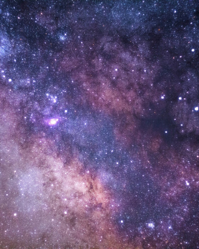 Tapet Galaxy, cu un design modern și minimalist, perfect pentru dormitoare și livinguri.