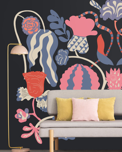 Tapet modern cu un design vibrant, In Bloom, caracterizat prin flori abstracte in nuante de roz, albastru, galben si rosu.