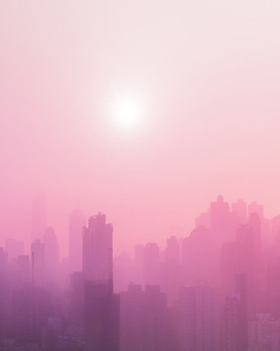 Tapet cu design modern Pink Sky, cu imagine a unui oraș din ceata, într-o nuanță de roz vibrant, ideal pentru o cameră modernă sau minimalistă.