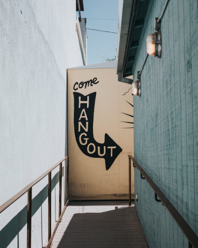 Wallpaper urban cu un mesaj cool si un design minimalist. Come Hangout