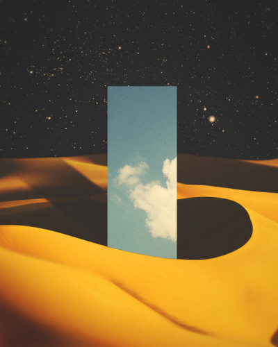 Imaginea prezintă un decor de perete Monolith II, cu un design minimalist și modern. Decorul are un fundal negru cu stele, pe care se află dune de nisip galbene și o formă geometrică albastră cu nori.