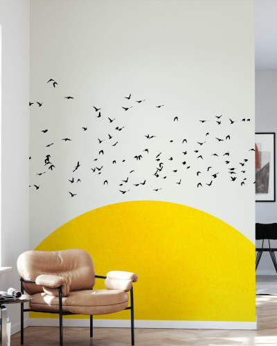 Tapet minimalist cu un soare galben vibrant și o turmă de păsări negre zburând.