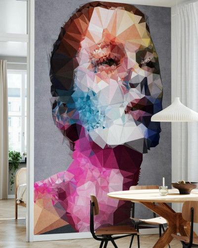 Tapet geometric cu o față formată din triunghiuri de diverse culori, ideal pentru un living sau dormitor modern.