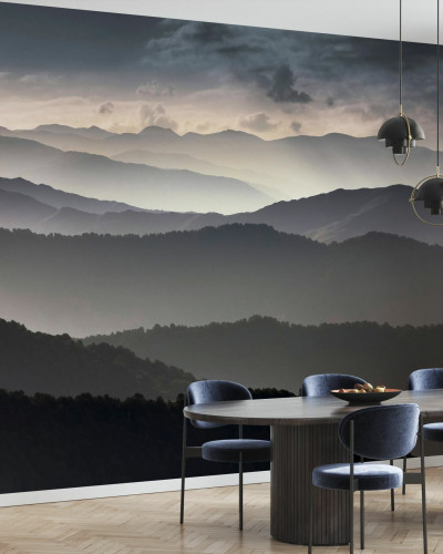 Wallpaper cu imagine a unor munți înzăpeziți la apus, perfect pentru a crea o atmosferă relaxantă și serenă în orice cameră.