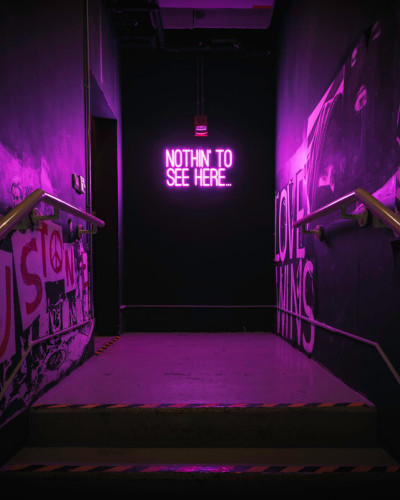 Wallpaper cu iluminare violet și un mesaj misterios, perfect pentru decorarea camerei