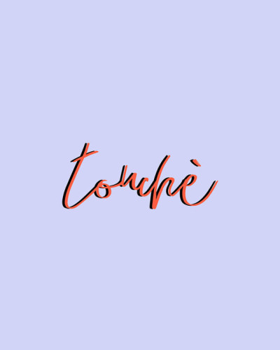 Fototapet Touche, cu design abstract, litere cursive, pe un perete lila.