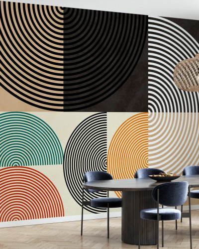 Tapet Circles Mid Century XIII, cu design geometric abstract, in culori vibrante, aplicat intr-un living cu o masa si scaune din lemn,  in tonuri neutre.