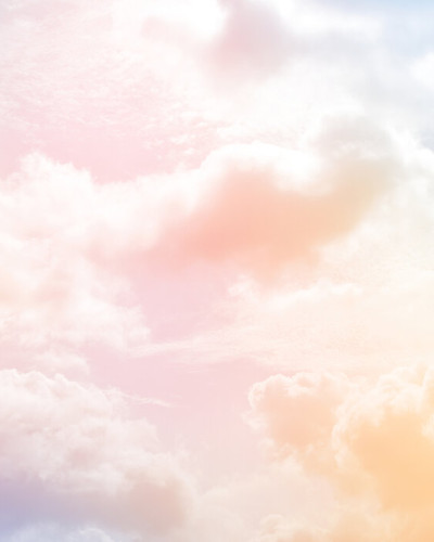 Imaginea de fundal Clouds in the Sky, prezintă nori albi pufoși pe un fundal colorat pastelat, care se transformă de la roz la galben, în timp ce lumina soarelui se reflectă ușor prin ei.