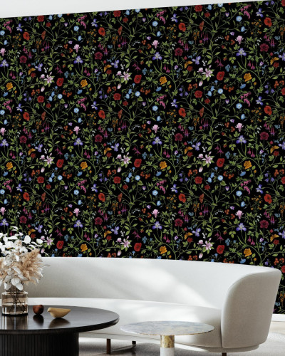 Tapet floral cu model elegant, pe fundal negru.