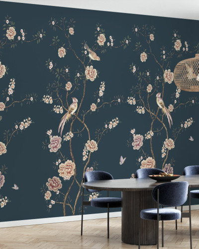 Tapet cu flori chinoiserie și păsări delicate pe un fundal întunecat
