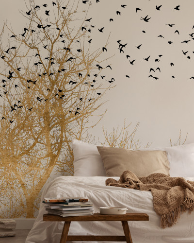 Tapet cu design modern și elegant, cu o siluetă a unor păsări negre pe fondul unui copac auriu.
