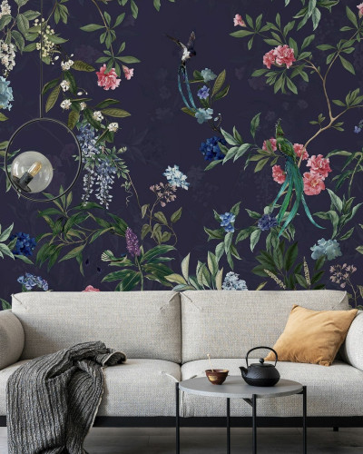 Tapet floral cu păsări exotice și flori delicate pe un fundal închis