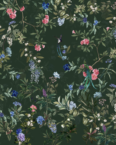 Tapet floral verde cu flori albastre, roz și violet. Un tapet luxuriant perfect pentru a decora livingul sau dormitorul.