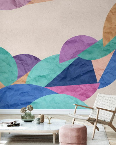 Tapet abstract cu cercuri si triunghiuri in culori vibrante, aplicat pe un perete intr-un living modern.