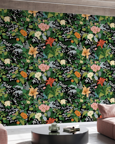 Tapet floral cu flori delicate și frunze luxuriante pe un fundal negru, într-un living modern.