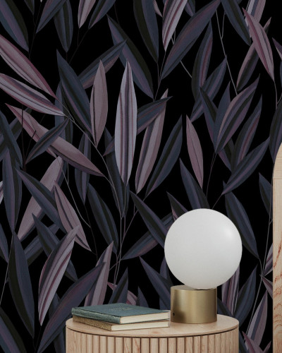 Tapet cu design minimalist, Window View, Purple, cu frunze delicate în nuanțe de purpuriu pe un fundal negru.