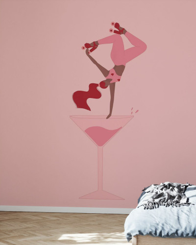 Wallpaper Lets Celebrate cu o femeie pe role într-un pahar de cocktail