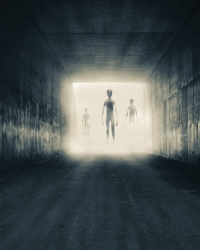 Tapet Group of Aliens, cu extraterestri mergând în josul unui tunel întunecat spre o lumină orbitoare.