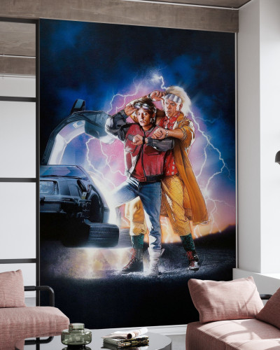 Imagine cu un wallpaper cu o scenă iconică din filmul "Întoarce-te în viitor", cu Marty McFly și Doc Brown.