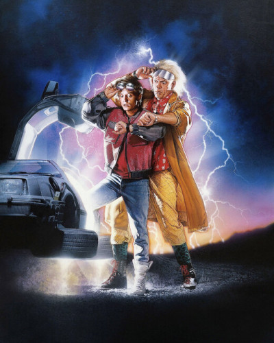 Imagine cu un wallpaper cu o scenă iconică din filmul "Întoarce-te în viitor", cu Marty McFly și Doc Brown.