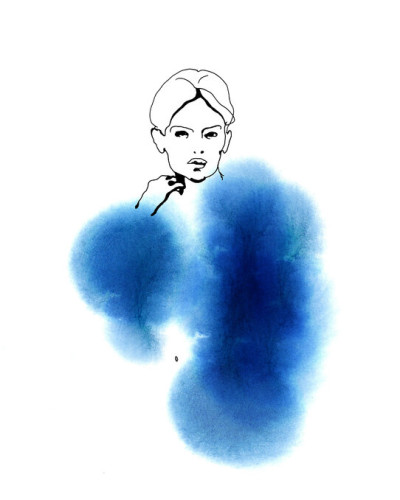 Wallpaper cu design minimalist, ilustratia unei femei cu o haină de blana albastră, pictată in acuarela.