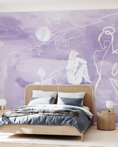 Tapet abstract cu nuanțe de violet, cu figuri umane delicate și accente de acuarelă. Tapetul este prezentat într-un dormitor modern, cu un pat din lemn și o lampă pe noptieră.