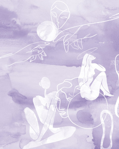 Tapet abstract cu nuanțe de violet, cu figuri umane delicate și accente de acuarelă. Tapetul este prezentat într-un dormitor modern, cu un pat din lemn și o lampă pe noptieră.