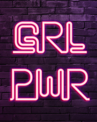 Tapet cu design modern, cu inscripție luminoasă "Girl Power" pe un perete din cărămidă purpurie.