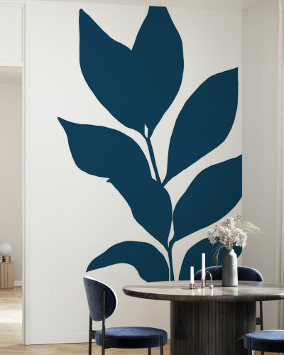 Wallpaper cu design minimalist cu ramuri albastre închise pe un fundal alb, într-o cameră cu o masă și scaune, o plantă și o fereastră cu perdele