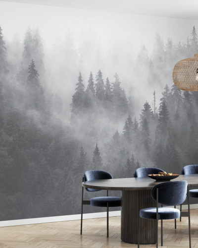 Tapetul Foggy Forest, Grey prezintă o pădure densă acoperită de ceață, în nuanțe de gri, creând o atmosferă relaxantă și elegantă.