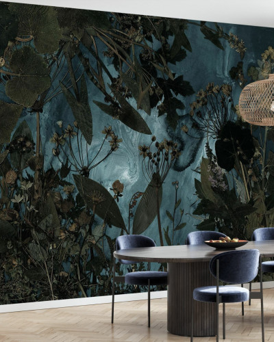 Tapet floral cu flori presate pe un fundal albastru, cu nuanțe de verde și maro.  Design unic și elegant, perfect pentru dormitor, living sau hol.