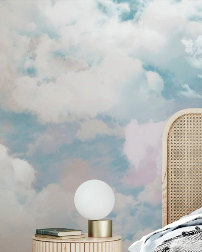 Tapet Into the Sky cu un design minimalist, cu cer senin și nori albi pufoși.