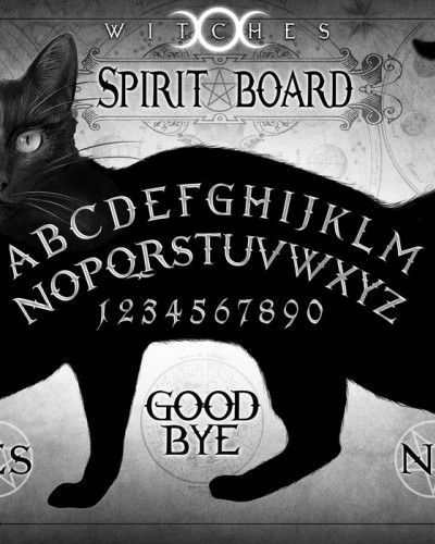 Tapet cu o pisica neagra pe o tabla de spiritism. Imaginea este in tonuri de gri si negru, cu detalii fine.