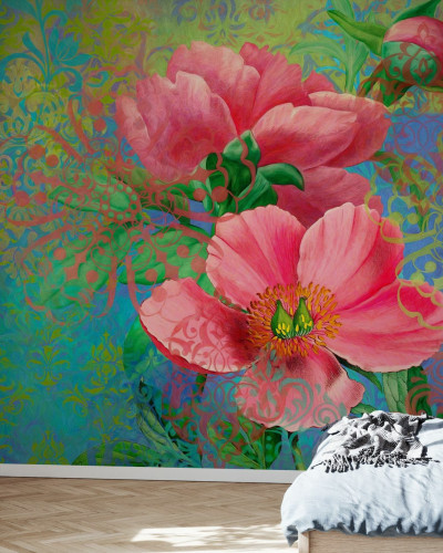 Tapet Arabesque Flowers cu flori roz pastelate pe un fundal vibrant, perfect pentru a decora dormitorul, livingul sau holul.