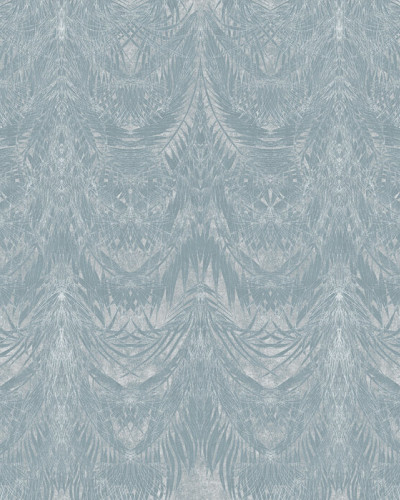 Tapet abstract Plumage III cu design inspirat din pene de păsări, în nuanțe de albastru estompat. Tapetul este afișat pe un perete din dormitor, lângă un pat cu o tapițerie din ratan.
